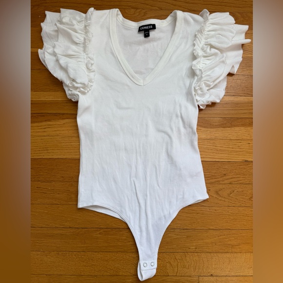 Express Tops - Express White Ruffled Sleeve Ribbed Bodysuit top size M
